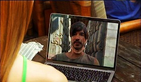 『すべて、至るところにある』 2024　約25分：エヴァとモニター上のジェイ　セルビアのチャチャク、イェリツァ山の《闘争と勝利の廟》