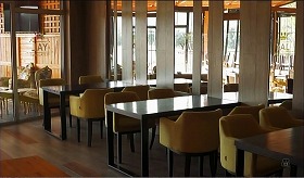 『すべて、至るところにある』 2024　約48分：エヴァが立ち去った後のレストラン、ゴルディヴァル