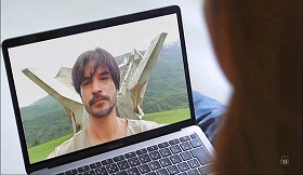 『すべて、至るところにある』 2024　約1時間1分：エヴァとモニター上のジェイ　ボスニア・ヘルツェゴヴィナのティエンティシュテ、英雄の谷スーティイエスカの戦い記念碑