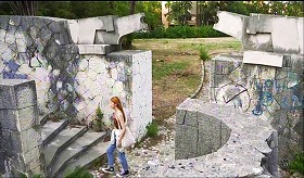 『すべて、至るところにある』 2024　約1時間2分：エヴァ＋ホテルの女性　モスタル・パルチザン記念墓地・入口