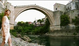 『すべて、至るところにある』 2024　約1時間6分：エヴァ　モスタールの古い橋（スタリ・モスト）の下の川縁　橋の中央にジェイ