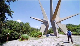 『すべて、至るところにある』 2024　約1時間22分：ジェイ　セルビアのコスマイ山地公園、コスマイ・パルチザン部隊戦死兵慰霊碑