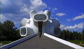 『すべて、至るところにある』 2024　約1時間23分：ジェイ　北マケドニアのクルシェヴォにある、イリンデン記念碑ないしマケドニウム