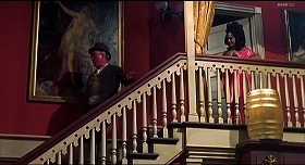 『ガンファイターの最後』 1969　約48分：別の酒場（Goliad Saloon）の吹抜階段　裸婦の絵