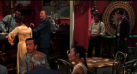 『ガンファイターの最後』 1969　約49分：別の酒場（Goliad Saloon）の一階　奥の左寄りに裸婦の絵