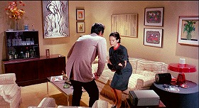 『フォー・タイムズ・ザット・ナイト』 1959　約8分：女性主人公とその母親の部屋