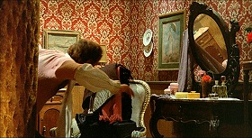 『ロイ・コルト＆ウィンチェスター・ジャック』 1970　約55分：娼窟の一室、壁にモネ《日傘をさす婦人》(1886)