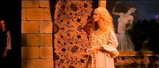 『悪魔のはらわた（フレッシュ・フォー・フランケンシュタイン）』 1973　約33分：男爵夫人の部屋、壁にフォン・シュトゥック《サロメ》(1906)