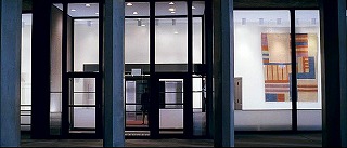 『ステイ』 2005　約41分：マンションの入口、右奥の壁に誰かの幾何学的抽象