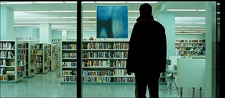 『ステイ』 2005　約1時間13分：書店、書棚の上にヘンリーの作品