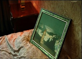 『ホテルレイク』 2020　約16分：ベッドの頭の壁か0ら落ちた絵＝ウィンスロー・ホーマー《夏の夜》(1890)