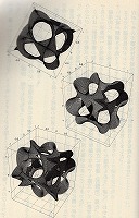 竹内 薫、『超ひも理論とはなにか　究極の理論が描く物質・重力・宇宙』（ブルーバックス B1444）、講談社、2004、p.245 図59「超ひもの丸まったドーナツ形空間」