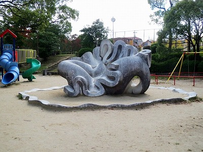 安永良徳《海の幻想》1958　名古屋、虹が丘公園（2024/11/8）；公園入口側より