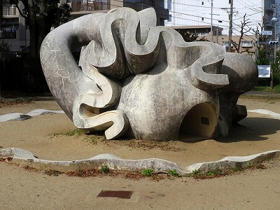 安永良徳《海の幻想》1958　名古屋、虹が丘公園（2024/11/8）；公園奥の側より