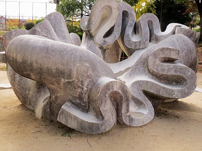 安永良徳《海の幻想》1958　名古屋、虹が丘公園（2024/11/8）；公園奥の側より右へ